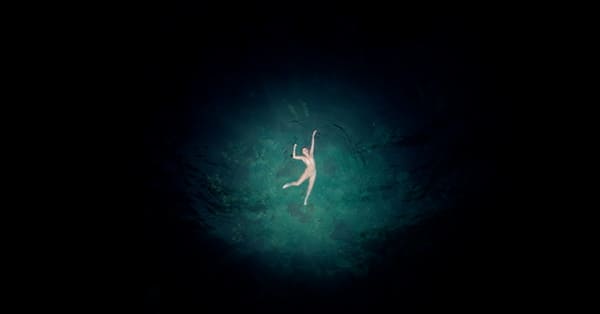 Vue aérienne artistique d'une personne nageant dans l'eau claire, concept de liberté et d'aventure, par agence d'audiovisuel
