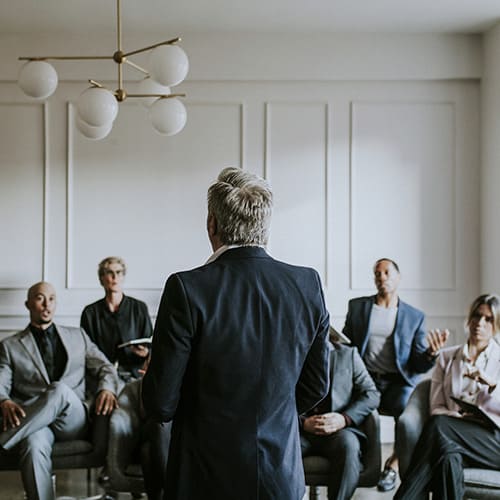 réalisation de vidéo d'entreprise pendant un conférence, des hommes et femmes d'affaires discutent