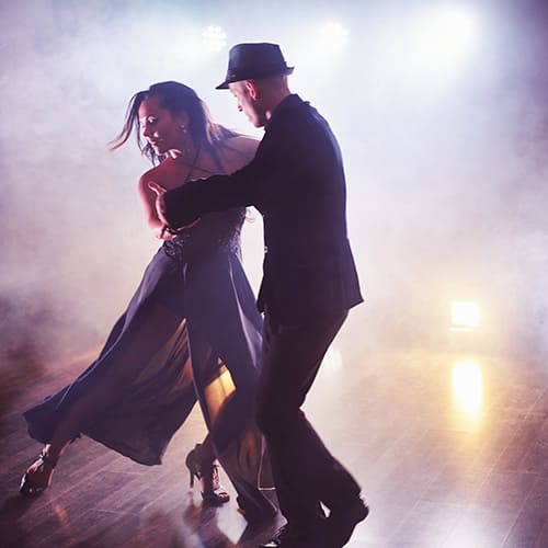 Spectacle de danse, deux danseurs sur scène